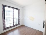 Alsancak semtinde merkezi konumda havuzlu site içerisinde satılık 1+1 daire