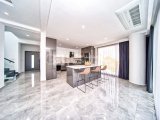 Girne Bellapais Bölgesinde Yüzme Havuzlu Kiralık Tripleks, 5+2, Özel Tasarım Lüks Villa