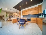 Girne Bellapais Bölgesinde Özel Tasarım Triplex, Kesilmez Deniz Manzaralı Kiralık Lüks Villa