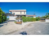 Girne Bellapais Bölgesinde Özel Tasarım Triplex, Kesilmez Deniz Manzaralı Kiralık Lüks Villa