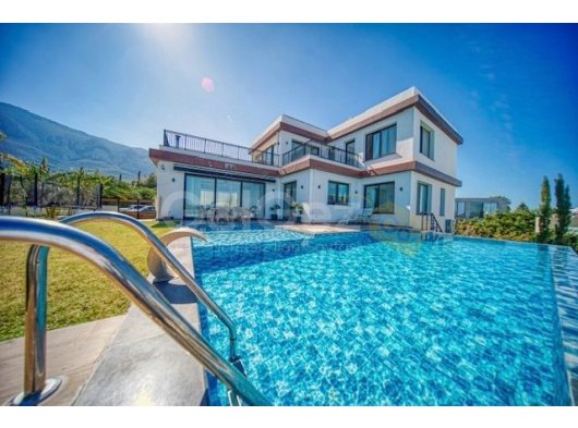Girne Bellapais Bölgesinde Özel Tasarım Triplex, Kesilmez Deniz Manzaralı Kiralık Lüks Villa