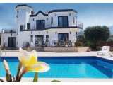 Girne Çatalköy'de Özel Havuzlu ve Peyzajlı Kiralık 4+1 Villa