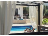 Girne Çatalköy'de Özel Havuzlu ve Peyzajlı Kiralık 4+1 Villa