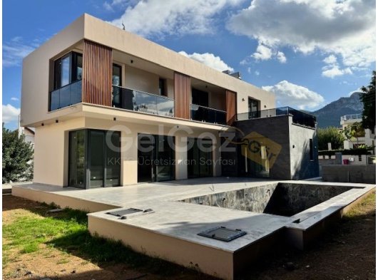 Kıbrıs Girne Çatalköy Bölgesinde Özel Yüzme Havuzlu 4+1 Lüks Modern Satılık Villalar