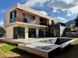 Kıbrıs Girne Çatalköy Bölgesinde Özel Yüzme Havuzlu 4+1 Lüks Modern Satılık Villalar