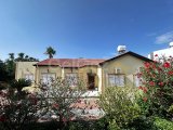 KKTC, Girne, Çatalköy'de Yüzme Havuzu ve Geniş Bahçeli Satılık Özel Villa