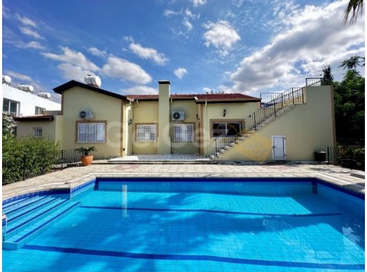 KKTC, Girne, Çatalköy'de Yüzme Havuzu ve Geniş Bahçeli Satılık Özel Villa