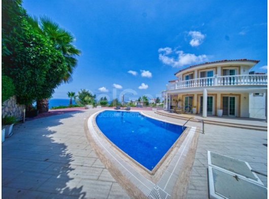 Kıbrıs Girne Esentepe'de Satılık Ful Deniz Manzaralı 4+1 Havuzlu Villa