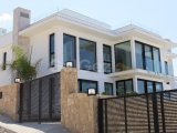 Esentepe - Girne: Eşsiz Manzarası ve Çağdaş Tasarımıyla Satılık Lüks 4+1 Villa