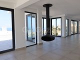 Esentepe - Girne: Eşsiz Manzarası ve Çağdaş Tasarımıyla Satılık Lüks 4+1 Villa