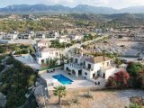 Kıbrıs Girne Esentepe de Denize Sıfır Ful Deniz Manzaralı Satılık Muhteşem 4+1 Villa