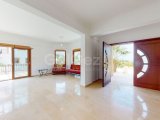 Girne, Esentepe Bölgesinde, Golf Residence'a 5 Dakika Mesafede, Engelsiz Deniz Manzaralı Satılık 3+1 Villa