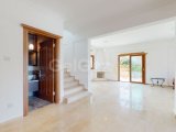 Girne, Esentepe Bölgesinde, Golf Residence'a 5 Dakika Mesafede, Engelsiz Deniz Manzaralı Satılık 3+1 Villa