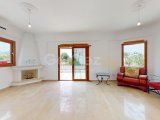 Girne, Esentepe Bölgesinde, Golf Residence'a 5 Dakika Mesafede, Engelsiz Deniz Manzaralı Satılık 3+1 Villa