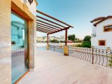 Girne, Esentepe Bölgesinde, Golf Residence'a 5 Dakika Mesafede, Engelsiz Deniz Manzaralı Satılık 3+1 Villa