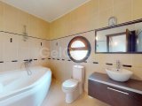 Girne, Esentepe Bölgesinde, Golf Residence'a 5 Dakika Mesafede, Engelsiz Deniz Manzaralı Satılık 3+1 Villa