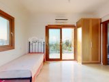 Girne, Esentepe Bölgesinde, Golf Residence'a 5 Dakika Mesafede, Engelsiz Deniz Manzaralı Satılık 3+1 Villa