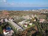 Kıbrıs Girne Karşıyaka da Deniz e Yürüme Mesafesinde Satılık Türk Tapulu Havuzlu Villalar