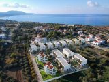Kıbrıs Girne Karşıyaka da Deniz e Yürüme Mesafesinde Satılık Türk Tapulu Havuzlu Villalar