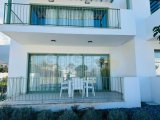 Tek Yetkili Kıbrıs Girne Lapta da Denize Sıfır Site de Ful Eşyalı 2+1 Çok Özel Bahçe Katı