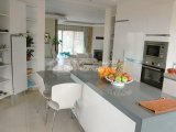 Girne Lapta Bölgesinde Kiralık Özel Havuzlu Lüks Tasarımlı 4+1 Villa