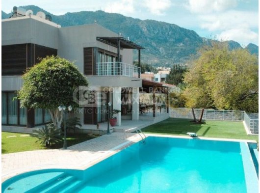 Girne Lapta Bölgesinde Kiralık Özel Havuzlu Lüks Tasarımlı 4+1 Villa