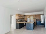Kıbrıs Girne Alsancak ta Havuzlu Sitede Satılık Geniş 2+1 Bahçe Kat Daire