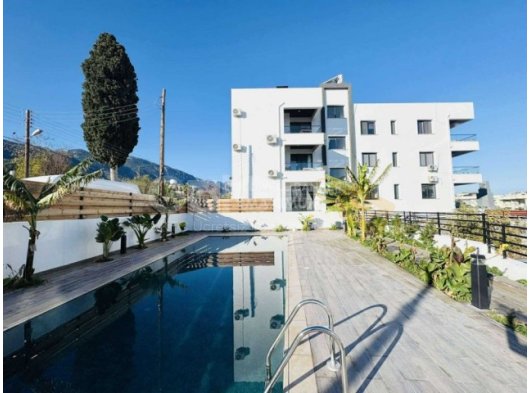 Kıbrıs Girne Alsancak ta Havuzlu Sitede Satılık Geniş 2+1 Bahçe Kat Daire
