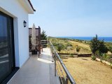 Girne, Sadrazamköy'de 950 m² arsa üzerinde, kumsallara yürüme mesafesinde, kesintisiz deniz manzaralı satılık 3+1 villa