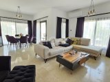 Girne, Sadrazamköy'de 950 m² arsa üzerinde, kumsallara yürüme mesafesinde, kesintisiz deniz manzaralı satılık 3+1 villa