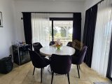 Girne, Sadrazamköy'de 950 m² arsa üzerinde, kumsallara yürüme mesafesinde, kesintisiz deniz manzaralı satılık 3+1 villa