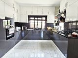 Girne, Sadrazamköy'de 950 m² arsa üzerinde, kumsallara yürüme mesafesinde, kesintisiz deniz manzaralı satılık 3+1 villa