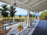 Girne, Sadrazamköy'de 950 m² arsa üzerinde, kumsallara yürüme mesafesinde, kesintisiz deniz manzaralı satılık 3+1 villa