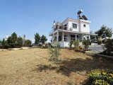 Girne, Sadrazamköy'de 950 m² arsa üzerinde, kumsallara yürüme mesafesinde, kesintisiz deniz manzaralı satılık 3+1 villa
