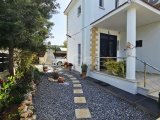 Girne, Sadrazamköy'de 950 m² arsa üzerinde, kumsallara yürüme mesafesinde, kesintisiz deniz manzaralı satılık 3+1 villa
