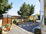 Girne, Sadrazamköy'de 950 m² arsa üzerinde, kumsallara yürüme mesafesinde, kesintisiz deniz manzaralı satılık 3+1 villa