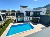 Kıbrıs Girne Karşıyaka da Denize Yürüme Mesafesinde 4+1 Özel Havuzlu Villa