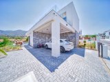 Girne Bellapais'de TÜRK MALI,5+2, Özel Yüzme Havuzlu, Triplex Satılık Villa