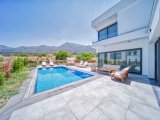 Girne Bellapais'de TÜRK MALI,5+2, Özel Yüzme Havuzlu, Triplex Satılık Villa