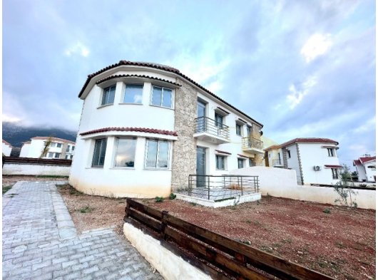 Girne Çatalköy'de Satılık Yarı Müstakil Ev