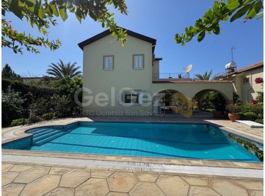 Girne Çatalköy'de Özel Yüzme Havuzlu, Geniş Bahçeli Satılık Müstakil Villa