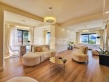 Tek Yetkili Kıbrıs Girne Çatalköy de Özel Dekore Edilmiş Satılık 3+1 Lüks Çok Özel Villa