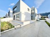 Girne'de Denize 600 metre mesafede 3+1 Kiralık Havuzlu Villa
