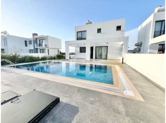 Girne'de Denize 600 metre mesafede 3+1 Kiralık Havuzlu Villa
