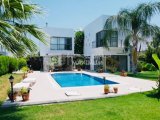 Kıbrıs Girne Edremit Bölgesinde 915 M2 Arsa İçerisinde Satılık Havuzlu 4+1 Havuzlu Villa