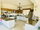 Kıbrıs Girne Edremit Bölgesinde 915 M2 Arsa İçerisinde Satılık Havuzlu 4+1 Havuzlu Villa