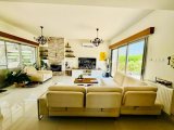 Kıbrıs Girne Edremit Bölgesinde 915 M2 Arsa İçerisinde Satılık Havuzlu 4+1 Havuzlu Villa