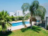 Kıbrıs Girne Edremit Bölgesinde 915 M2 Arsa İçerisinde Satılık Havuzlu 4+1 Havuzlu Villa