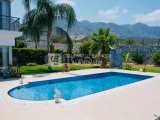 Kıbrıs Girne Edremit Bölgesinde 915 M2 Arsa İçerisinde Satılık Havuzlu 4+1 Havuzlu Villa