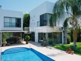 Kıbrıs Girne Edremit Bölgesinde 915 M2 Arsa İçerisinde Satılık Havuzlu 4+1 Havuzlu Villa